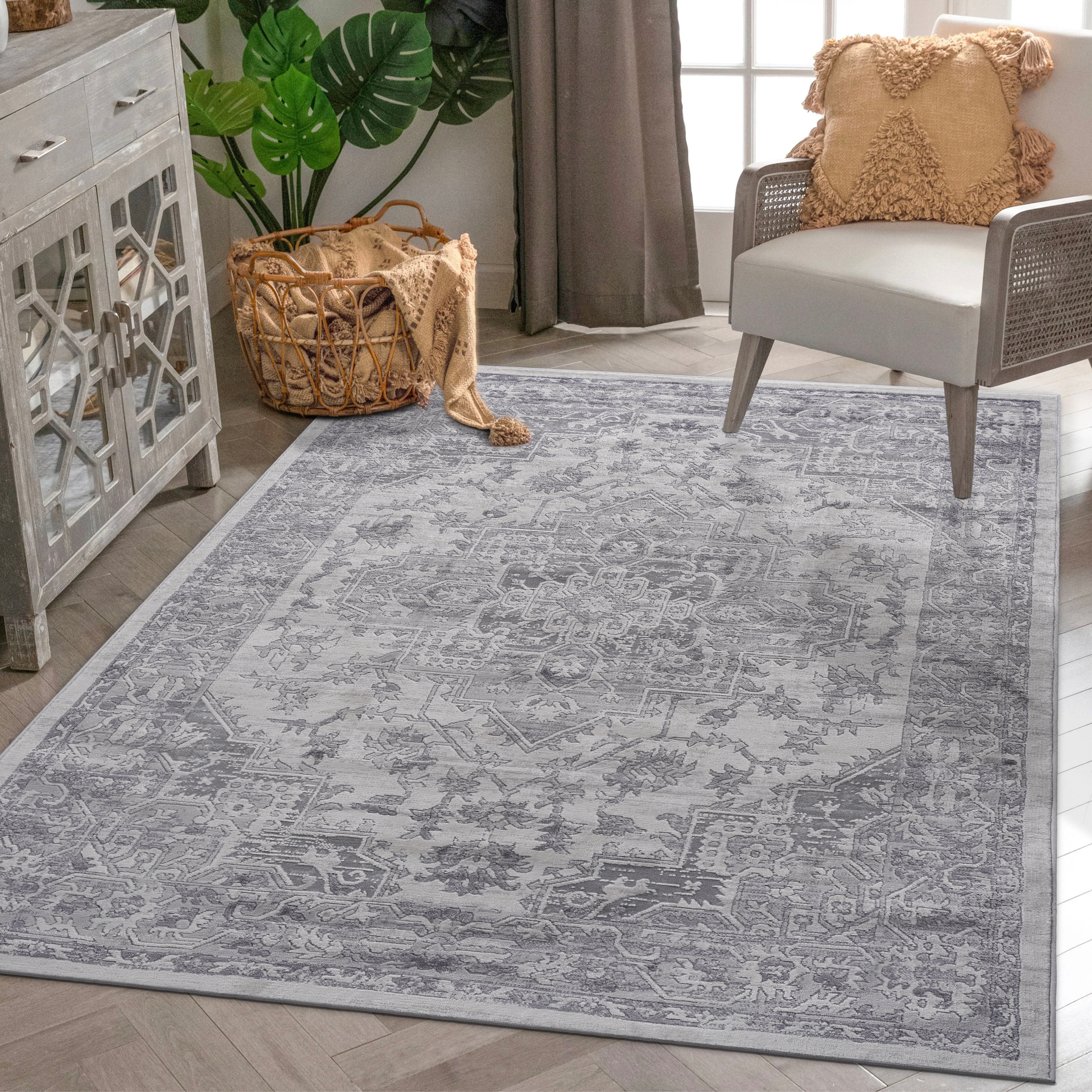 NAAR MARFI Collection 5X7 Silver / Oriental Area Rug